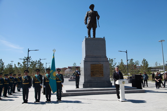 7 мая в Усть-Каменогорске возложили цветы к памятнику Сагадата Нурмагамбетова