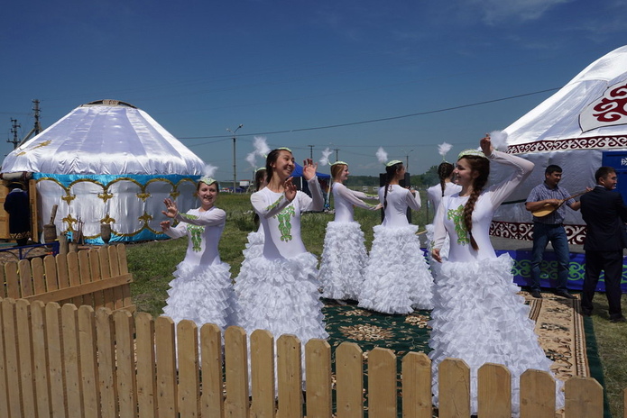 Танцы на берегу Иртыша (+фото)