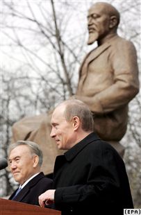 Президент Казахстана Нурсултан Назарбаев и президент России Владимир Путин открывают памятник Абаю в Москве. 4 апреля 2006 года. 