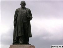Памятник Абаю Кунанбаеву в Алматы.