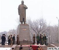 Памятник Абаю в Караганде. 