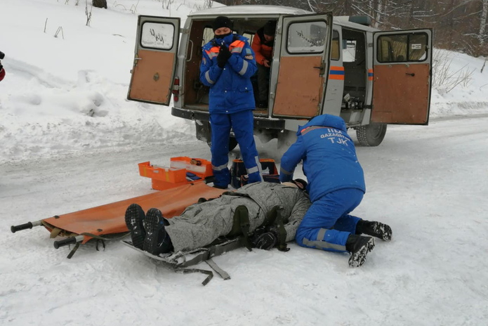 Сноубордиста в горах настигла лавина