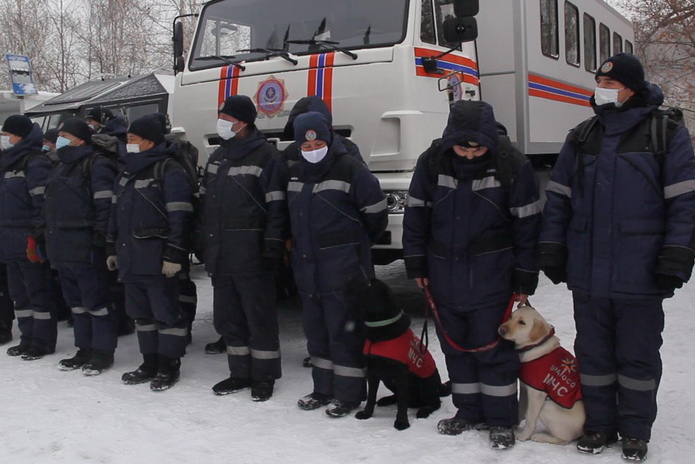 Сноубордиста в горах настигла лавина