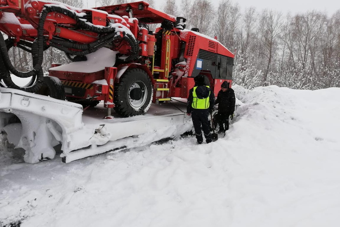 Полицейские помогают замерзающим на трассах