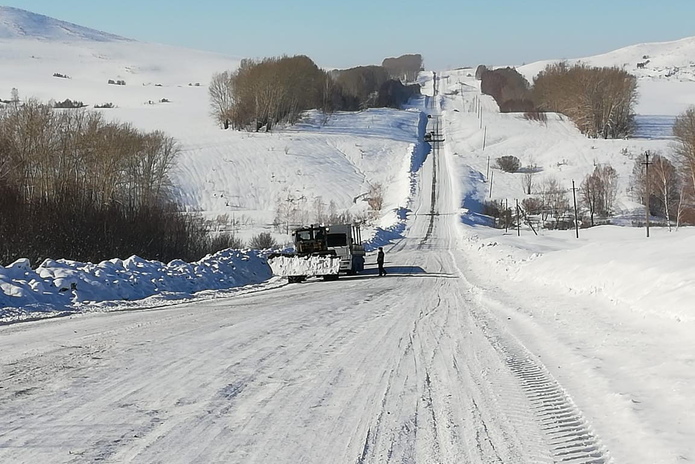 Полицейские помогают замерзающим на трассах