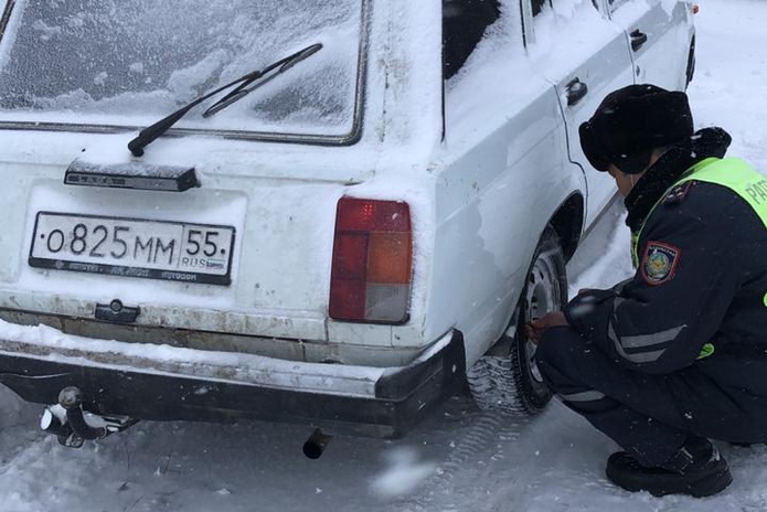 Полицейские помогают замерзающим на трассах