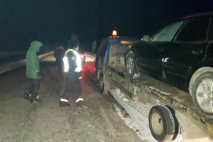 Полицейские помогают замерзающим на трассах