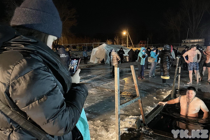 В Усть-Каменогорске этой ночью начались Крещенские купания