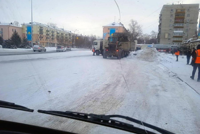 Снег с главных улиц города вывозят днём и ночью
