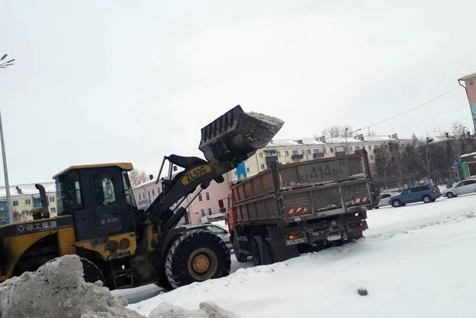 Снег с главных улиц города вывозят днём и ночью