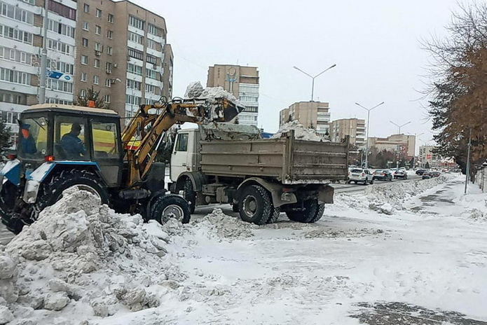 Снег с главных улиц города вывозят днём и ночью