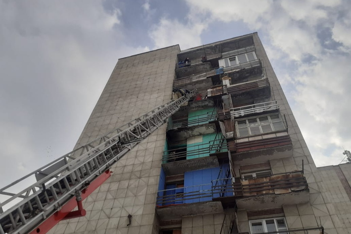 13 человек спасли при пожаре на Серикбаева
