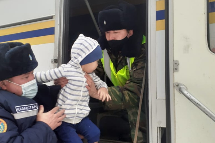 13 человек спасли при пожаре на Серикбаева