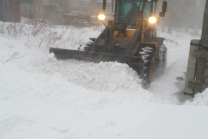 Весенний снегопад: город чистят с 4-х утра