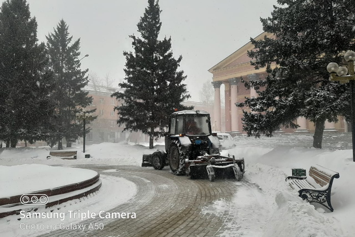 Весенний снегопад: город чистят с 4-х утра