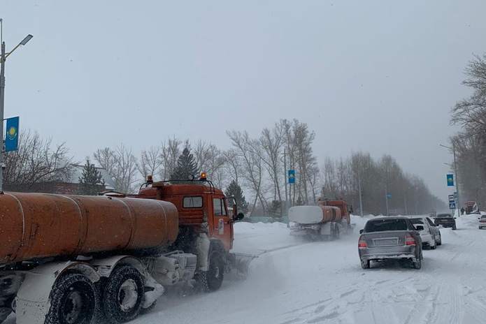 Весенний снегопад: город чистят с 4-х утра