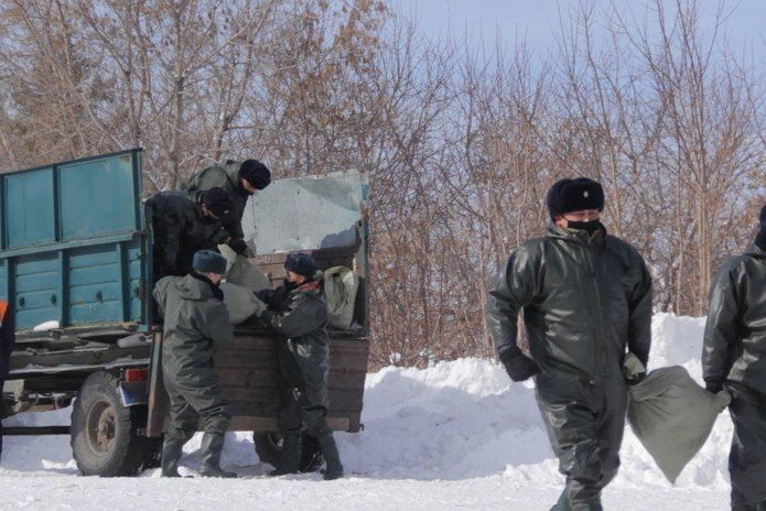 В ВКО взрывают лёд на реках