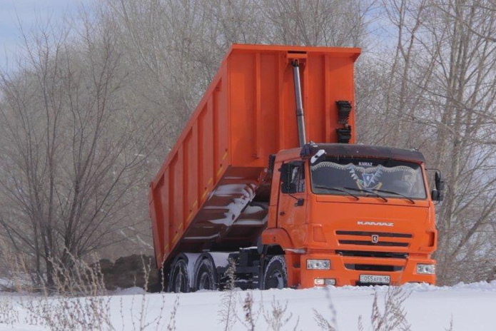 В ВКО взрывают лёд на реках