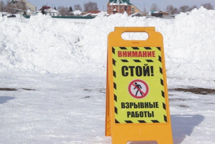 В ВКО взрывают лёд на реках