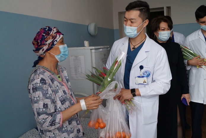 Подарки от неизвестного получили пациентки онкостационара в Усть-Каменогорске