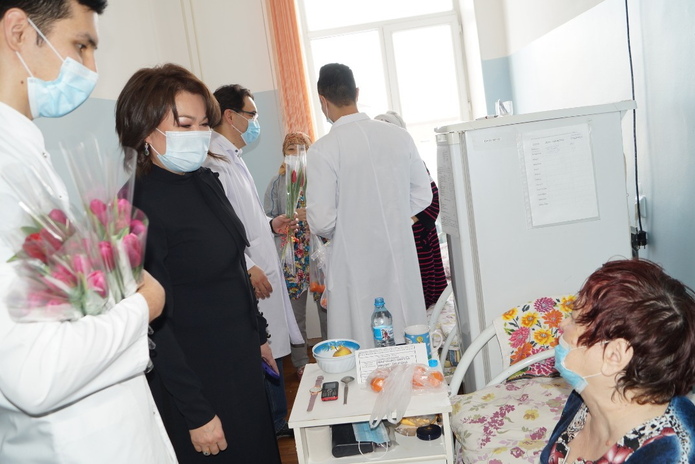 Подарки от неизвестного получили пациентки онкостационара в Усть-Каменогорске