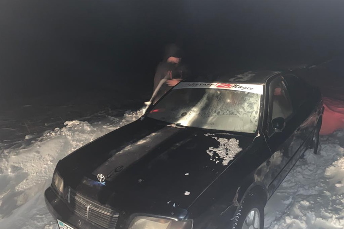 Спасатели почти сутки вызволяют людей из заносов