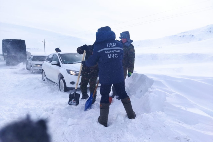 Спасатели почти сутки вызволяют людей из заносов
