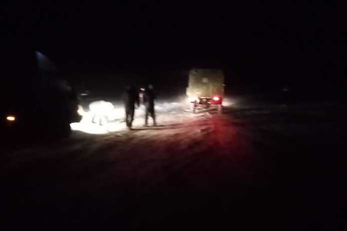 Спасатели почти сутки вызволяют людей из заносов
