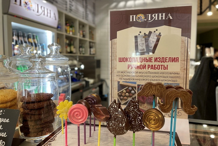 Современная столовая с барной зоной и детской комнатой в центре города