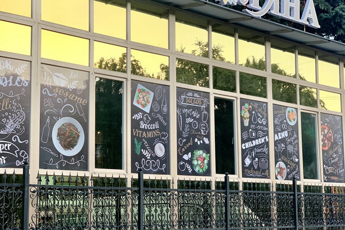 Современная столовая с барной зоной и детской комнатой в центре города
