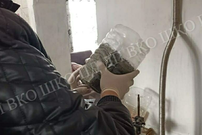 Мужчина из ВКО хранил наркотики за печкой