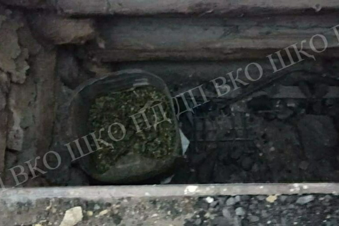 Мужчина из ВКО хранил наркотики за печкой