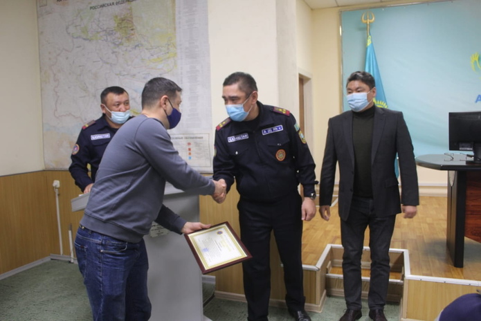 Пятеро жителей Усть-Каменогорска награждены за автопомощь в морозы