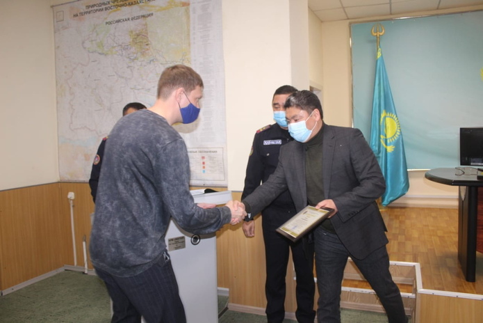 Пятеро жителей Усть-Каменогорска награждены за автопомощь в морозы