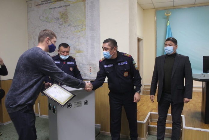 Пятеро жителей Усть-Каменогорска награждены за автопомощь в морозы
