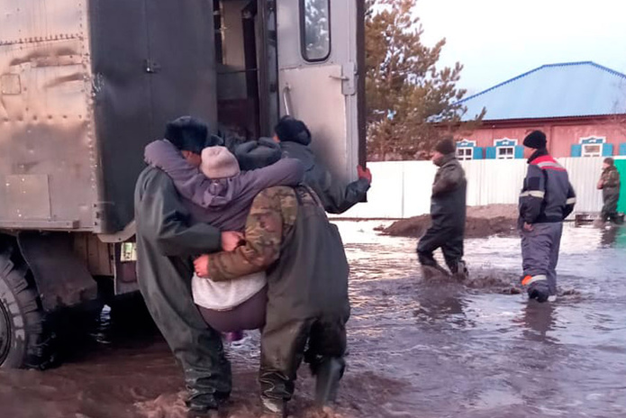 Спасатели проводят эвакуацию жителей в ВКО