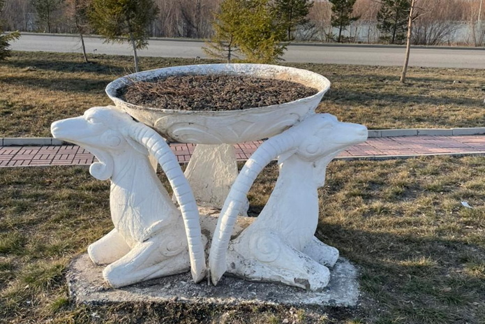 С Аллеи влюблённых убрали сломанные и некрасивые скульптуры