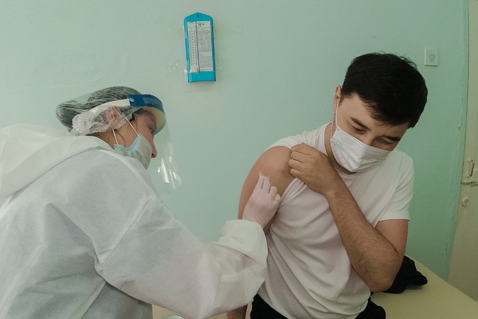 Сотрудники акимата города получили первый компонент вакцины 