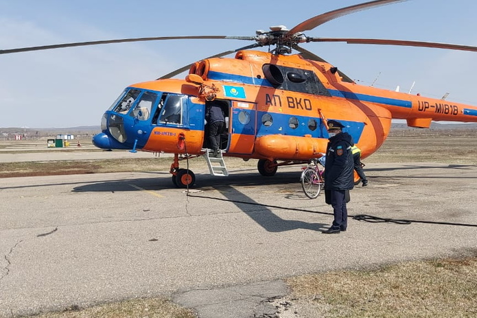 Спасатели ДЧС ВКО задействовали вертолет, чтобы оказать помощь