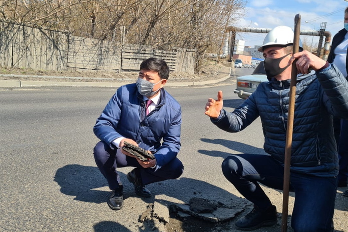 Жаксылык Омар настоял на снятии асфальта по ул. Мостовой