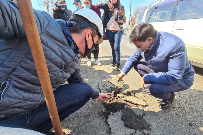 Жаксылык Омар настоял на снятии асфальта по ул. Мостовой