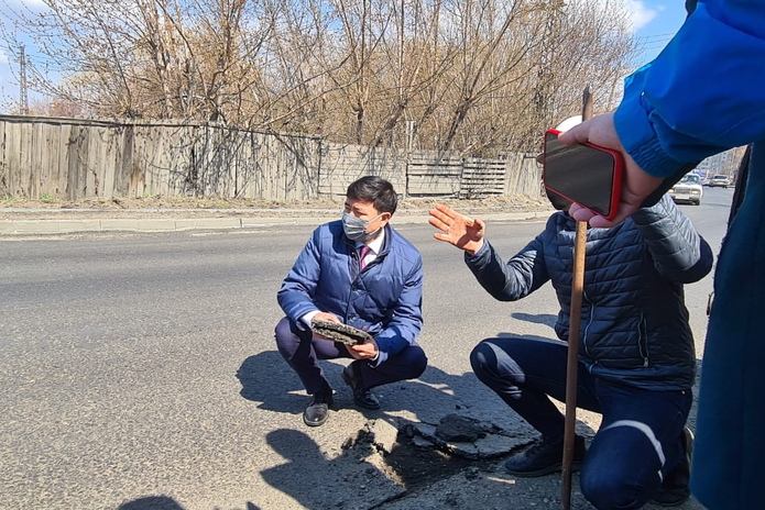 Жаксылык Омар настоял на снятии асфальта по ул. Мостовой