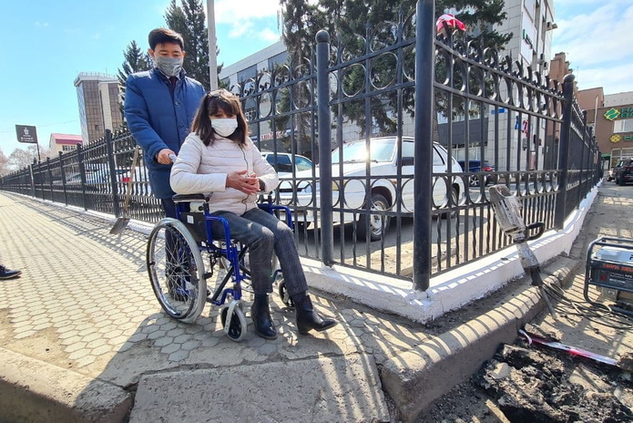 При ремонтах дорог смотрят асфальт, бордюры, пандусы