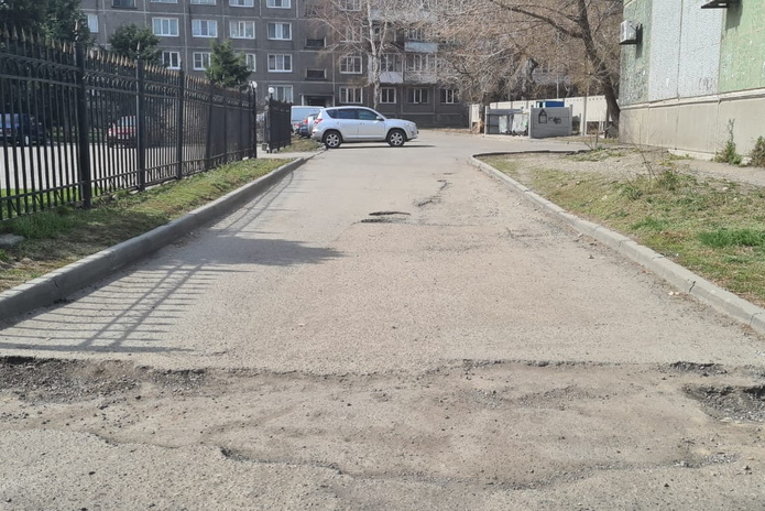 При ремонте дорог заделают и ямы на въездах во дворы