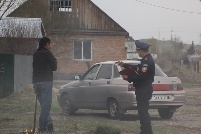 Спасатели ездят по дачам и тушат разожжённые костры спецавтомобилем