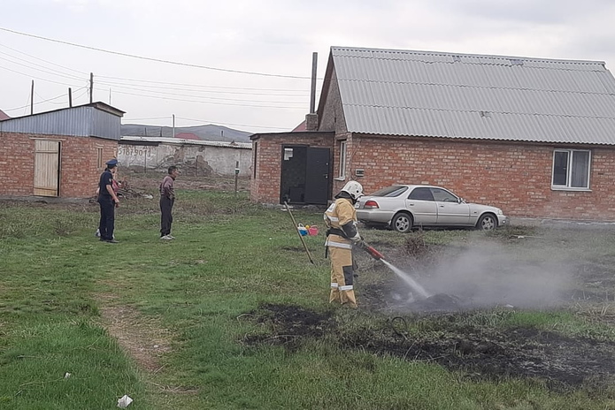 Спасатели ездят по дачам и тушат разожжённые костры спецавтомобилем