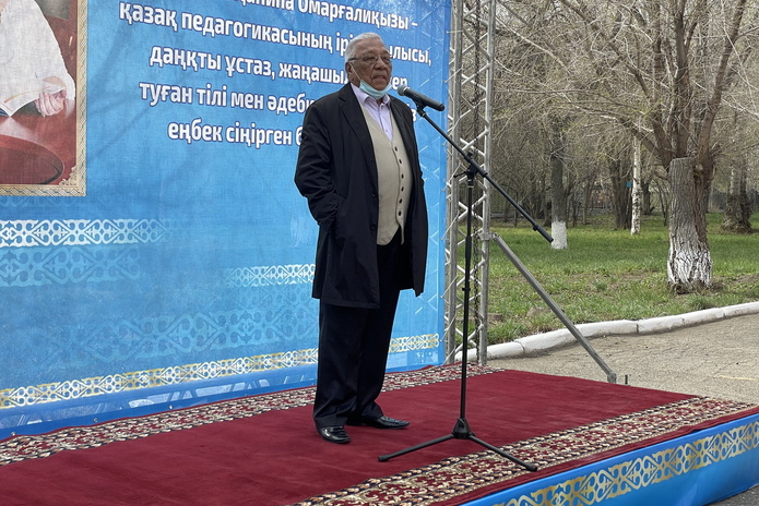 В память о выдающемся педагоге в Усть-Каменогорске была открыта мемориальная доска