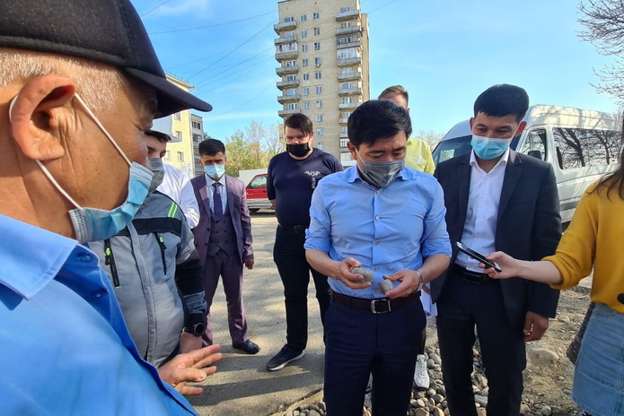Аким города заставил дорожников менять щебень