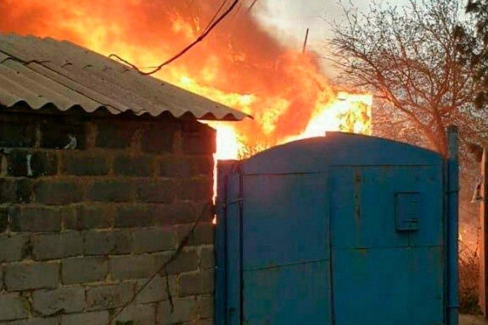 В ВКО из-за лесного пожара начал гореть поселок