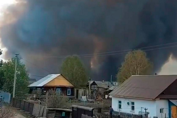 В ВКО из-за лесного пожара начал гореть поселок